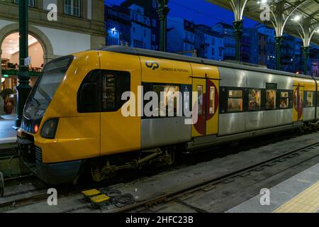 Porto, Portugal - 18 novembre 2020 : vieux trains gris et jaunes anciens au terminus de la gare de Sao bento à Porto.Des trains grunge sales à la gare attendent Banque D'Images