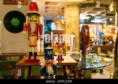 Figurine de soliste de Noël traditionnelle casse-noisette, décoration décorative pour les fêtes pour décorer l'arbre de Noël ou la maison de fête.Flou cassé Banque D'Images