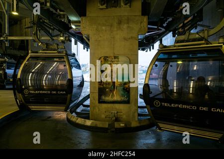 Porto, Portugal - 19 novembre 2019 : entrée d'embarquement sur les téléphériques transportant des touristes sur une vue panoramique sur le fleuve Douro jusqu'à la vinification Banque D'Images