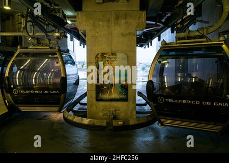 Porto, Portugal - 19 novembre 2019 : entrée d'embarquement sur les téléphériques transportant des touristes sur une vue panoramique sur le fleuve Douro jusqu'à la vinification Banque D'Images