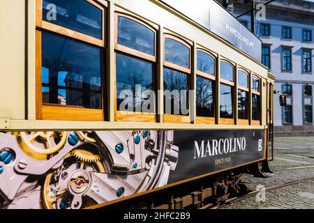 Lisbonne, Portugal - 18th novembre 2019 : tramway en bois d'époque dans le centre-ville de Lisbonne.Les trams traditionnels secouent les rues étroites qui transportent les marchandises Banque D'Images