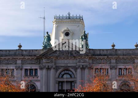Porto, Portugal - 16 novembre 2019 : façade extérieure du Banco de Portugal.Beau vieux bâtiment à l'architecture gothique et feuilles d'orange automnales. Banque D'Images