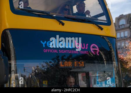 Portugal, Europe - 18th novembre 2019 - gros plan d'un bus touristique à impériale jaune.Les touristes peuvent monter et descendre du bus pendant que t Banque D'Images