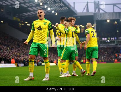 Le Max Aarons de Norwich City célèbre et célèbre son propre but par Michael Keane d'Everton lors du match de la Premier League à Carrow Road, Norwich.Date de la photo: Samedi 15 janvier 2022. Banque D'Images