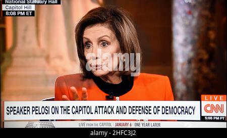 Capture d'écran de CNN diffusée par Nancy Pelosi, Présidente de la Chambre des représentants des États-Unis, qui a parlé de l'anniversaire de l'attaque du 6 janvier 2021 contre le Capitole des États-Unis. Banque D'Images