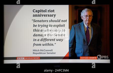 Capture d'écran de la diffusion par la BBC de la déclaration du sénateur américain Mitch McConnell critique des sénateurs démocrates à l'occasion de l'anniversaire de l'émeute du Capitole du 6 janvier Banque D'Images