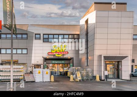 Savigliano, Cuneo, Italie - 14 janvier 2022: MAGASIN AUTO-couleurs avec des produits à l'entrée, Self est une grande chaîne de distribution italienne Banque D'Images