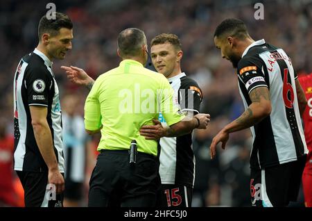 Kieran Trippier (au centre) de Newcastle United parle à l'arbitre Paul Tierney lors du match de la première ligue au St James' Park, Newcastle upon Tyne.Date de la photo: Samedi 15 janvier 2022. Banque D'Images