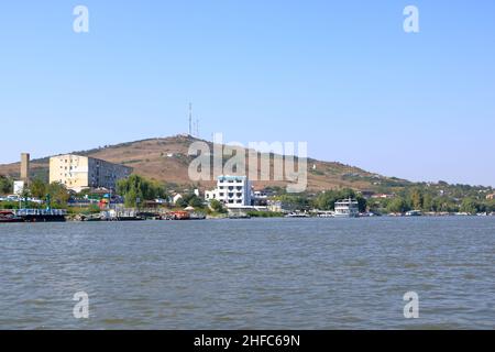 Mahmudia dans le delta du Danube vue du fleuve pendant une journée ensoleillée Banque D'Images
