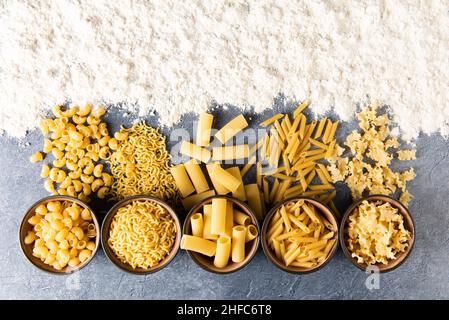 Vue du dessus de différents types de pâtes et de farine Banque D'Images
