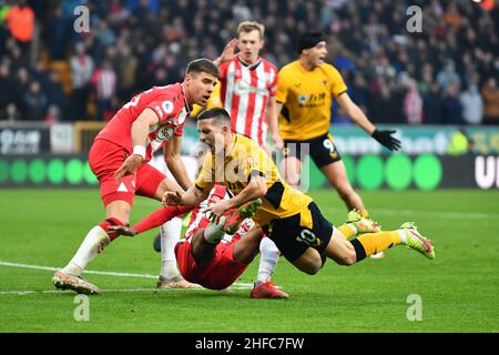 Wolverhampton, Royaume-Uni.15th janvier 2022.José sa de Wolverhampton Wanderers est fouillé par Nathan Tella du FC Southampton lors du match de première ligue entre Wolverhampton Wanderers et Southampton à Molineux, Wolverhampton, Angleterre, le 15 janvier 2022.Photo de Scott Boulton.Utilisation éditoriale uniquement, licence requise pour une utilisation commerciale.Aucune utilisation dans les Paris, les jeux ou les publications d'un seul club/ligue/joueur.Crédit : UK Sports pics Ltd/Alay Live News Banque D'Images