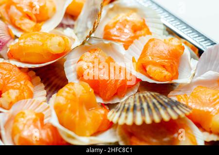 Crevettes d'eau chaude enveloppées de saumon écossais saumué avec du sel de mer et du sucre demerara fumé sur du chêne, de la tourbe et des copeaux de cerisier servis dans la nature Banque D'Images