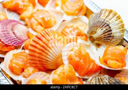 Crevettes d'eau chaude enveloppées de saumon écossais saumué avec du sel de mer et du sucre demerara fumé sur du chêne, de la tourbe et des copeaux de cerisier servis dans la nature Banque D'Images