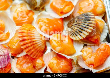 Crevettes d'eau chaude enveloppées de saumon écossais saumué avec du sel de mer et du sucre demerara fumé sur du chêne, de la tourbe et des copeaux de cerisier servis dans la nature Banque D'Images