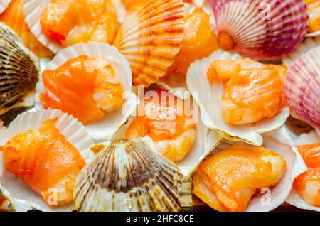 Crevettes d'eau chaude enveloppées de saumon écossais saumué avec du sel de mer et du sucre demerara fumé sur du chêne, de la tourbe et des copeaux de cerisier servis dans la nature Banque D'Images