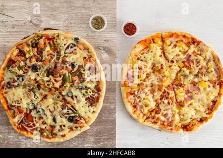 papier peint de deux pizzas artisanales complètes dans une forme ronde avec différents milieux et espèces en pots, la nourriture de junk servi en studio, divers ingrédients Banque D'Images