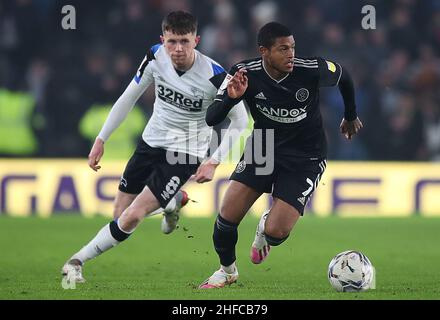 Derby, Angleterre, 15th janvier 2022.Rhian Brewster de Sheffield Utd avec le ballon devant Max Bird du comté de Derby pendant le match du championnat Sky Bet au stade Pride Park, Derby.Le crédit photo devrait se lire: Simon Bellis / Sportimage Banque D'Images