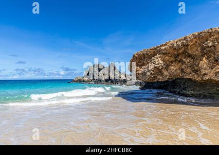 La plage d'Andicuri sur la côte venteuse d'Aruba Banque D'Images