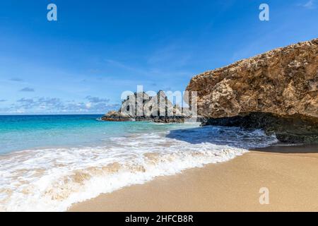 La plage d'Andicuri sur la côte venteuse d'Aruba Banque D'Images