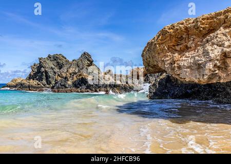 La plage d'Andicuri sur la côte venteuse d'Aruba Banque D'Images