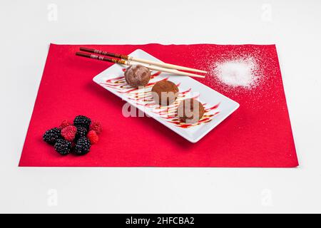 Au Japon, le riz collant est connu sous le nom de mochigome.Il est utilisé comme ingrédient dans la préparation du mochi, un gâteau de riz. Banque D'Images