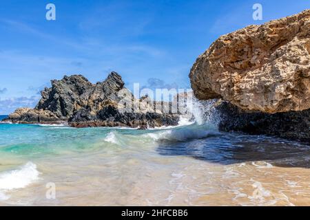 La plage d'Andicuri sur la côte venteuse d'Aruba Banque D'Images