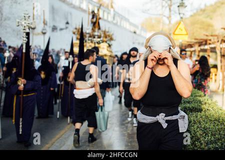 Grenade, Espagne - mars 2015.Sac d'une procession de la semaine Sainte est organisé parmi les gens qui regardent la procession de la fraternité Banque D'Images