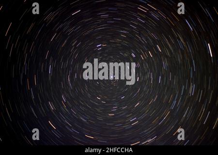 L'intervalle de temps total des pistes étoiles dans le ciel de nuit.Exposition des étoiles polaires Banque D'Images