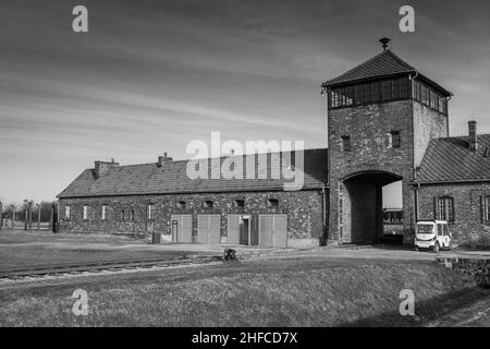 AUSCHWITZ BIRKENAU.POLOGNE, 9 JANVIER 2022 : porte d'entrée du camp d'extermination Naziste Birkenau d'Auschwitz II Banque D'Images