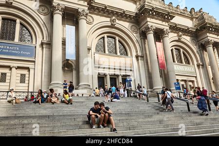 Escaliers du Metropolitan Museum of Art le dernier jour de la clôture de l'exposition 'Wild Beauty' par Alexander McQueen, un grand nombre de personnes Banque D'Images