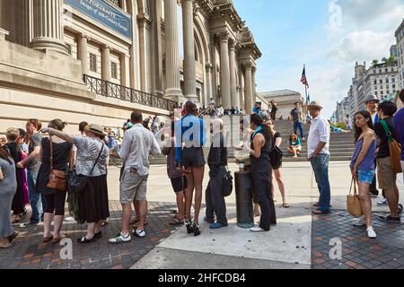 Escaliers du Metropolitan Museum of Art le dernier jour de la clôture de l'exposition 'Wild Beauty' par Alexander McQueen, un grand nombre de personnes Banque D'Images