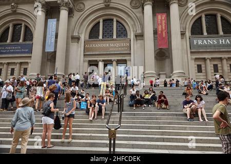 Escaliers du Metropolitan Museum of Art le dernier jour de la clôture de l'exposition 'Wild Beauty' par Alexander McQueen, un grand nombre de personnes Banque D'Images