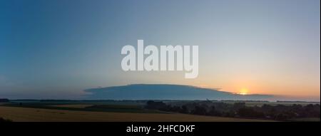 Lever de soleil derrière un nuage de tempête Banque D'Images