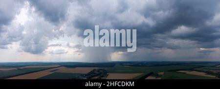 Panorama du ciel nuageux avec pluie Banque D'Images