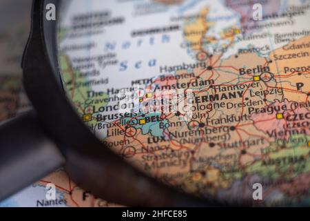 L'Allemagne sur une carte du monde à travers la loupe.Planification de destination de voyage en Allemagne épinglée Banque D'Images