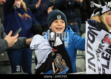 Newcastle, Royaume-Uni.15th janvier 2022.Un jeune fan de Newcastle si joyeux après avoir reçu Joelinton #7 du match de Newcastle United shirt porté à Newcastle, Royaume-Uni le 1/15/2022.(Photo de Mark Cosgrove/News Images/Sipa USA) crédit: SIPA USA/Alay Live News Banque D'Images