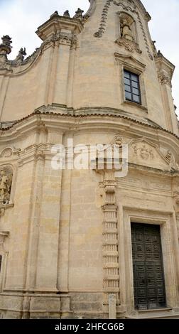 Matera est une ville située sur un éperon rocheux à Basilicate, dans le sud de l'Italie.Il comprend la région de Sassi, un complexe de maisons de grottes taillées dans le protocole d'entente Banque D'Images