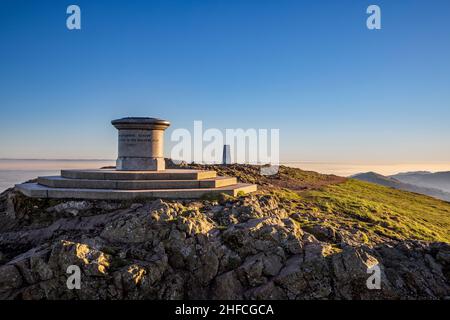 Worcestershire Beacon et le Toposcope et le point de triangulation au coucher du soleil dans les Malcavernes, Angleterre Banque D'Images