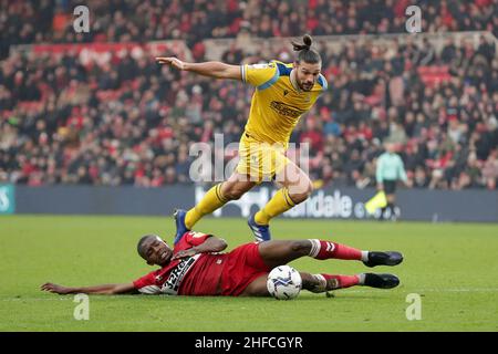 Anfernee Dijksteel de Middlesbrough défie Andy Carroll de Reading (en haut) pendant le match du championnat Sky Bet au stade Riverside, à Middlesbrough.Date de la photo: Samedi 15 janvier 2022. Banque D'Images