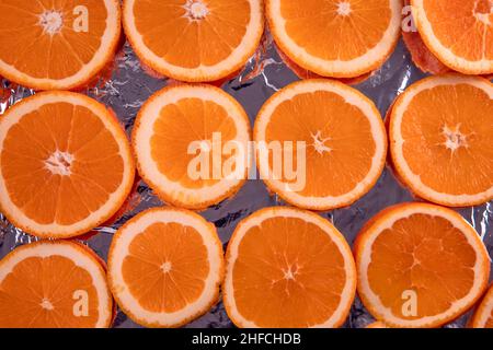 Tranches d'orange sur papier d'aluminium Banque D'Images