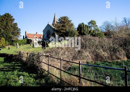 Église Sainte-Trinité, Ardington, Wantage, Oxfordshire, Royaume-Uni,Photographié lors d'une journée ensoleillée en hiver avec le monument à Lord Wantage sur la gauche Banque D'Images