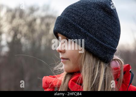 Gros plan sur le visage de la fille sur fond flou. Banque D'Images
