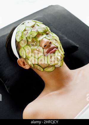 Femme recevant un soin du visage naturel rafraîchissant au pavillon de relaxation extérieur du spa Rebab à Kayumanis Gangsa, Bali, Indonésie. Banque D'Images