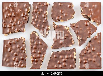 Immense barre de chocolat au lait avec des huzelécrous entiers Banque D'Images