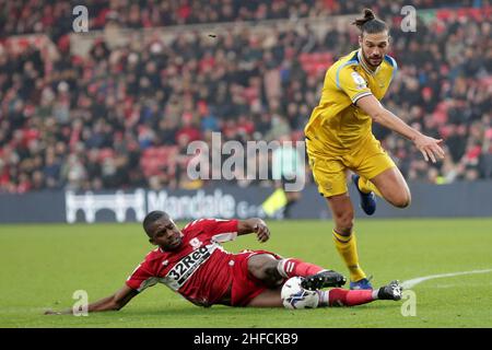 Anfernee Dijksteel de Middlesbrough défie Andy Carroll de Reading (en haut) pendant le match du championnat Sky Bet au stade Riverside, à Middlesbrough.Date de la photo: Samedi 15 janvier 2022. Banque D'Images