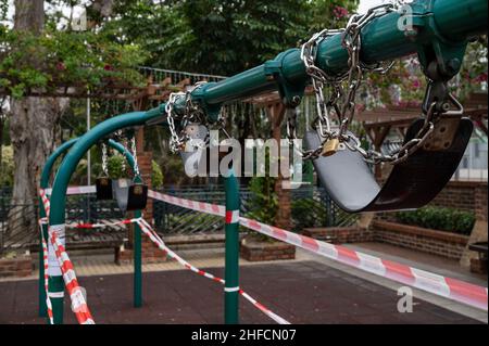 Hong Kong, Chine.15th janvier 2022.Vue d'un terrain de jeu fermé à Hong Kong.le gouvernement de Hong Kong a réintroduit des restrictions sociales Covid plus strictes obligeant les entreprises et les lieux publics à fermer au moins après les vacances et les festivités du nouvel an chinois (CNY) pour contrôler la propagation de la variante Omicron comme la stratégie du gouvernement continue à viserzéro infection dans la ville.(Photo par Miguel Candela/SOPA Images/Sipa USA) crédit: SIPA USA/Alay Live News Banque D'Images