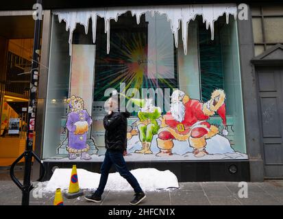 Glasgow, Écosse, Royaume-Uni.15 janvier 2021.Décor pour le nouveau film Batgirl qui se déroule dans le centre-ville de Glasgow.Un thème de Noël était mis en place avec des décorations de Noël dans les vitrines de magasin et de la fausse neige placée sur les trottoirs.ImageUn homme passe devant la vitrine de Noël.Iain Masterton/Alay Live News. Banque D'Images