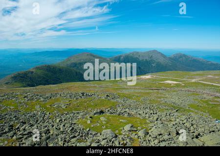 Presidential Range incluant Mount Jefferson (à gauche), Mount Adams (au milieu) et Mount Madison (à droite) en été depuis le sommet du mont Washington (blanc) Banque D'Images