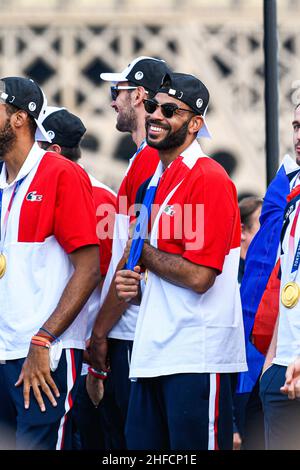 Earvin Ngapeth et les autres joueurs de l'équipe nationale française de volley-ball masculin (médaille d'or) célèbre avec le public pendant les Jeux Olympiques de Toky Banque D'Images