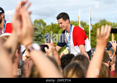 Jenia Grebenikov et les autres joueurs de l'équipe nationale française de volley-ball masculin (médaille d'or) fête avec le public pendant les Jeux Olympiques à Banque D'Images